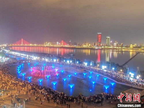 航拍南昌秋水廣場(chǎng)絢麗音樂(lè)噴泉表演 圖